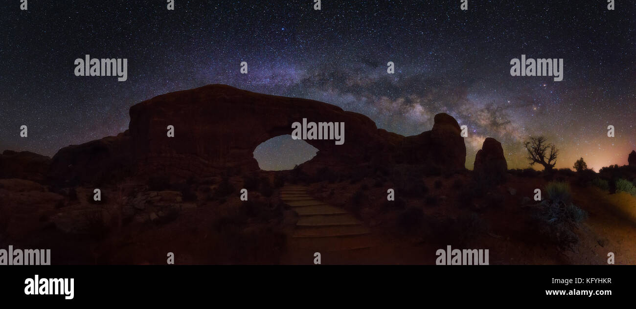 Milchstraße im Arches National Park, Utah, Amerika. lange Belichtung geschossen von galaktischen Kern- und Landschaft. Stockfoto