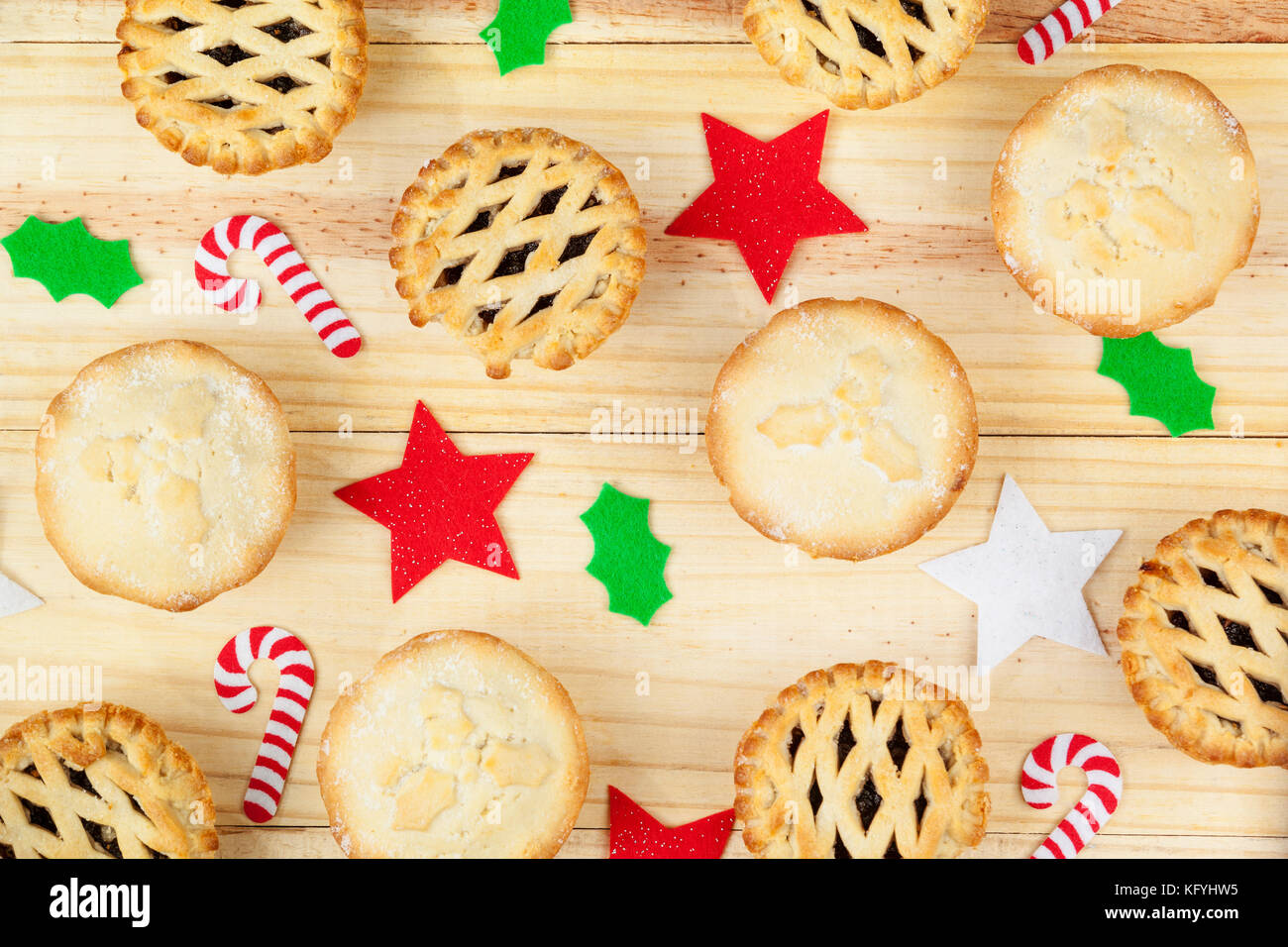 Auswahl an frischen Golden Brown Torten und Weihnachtsschmuck auf einer hölzernen Hintergrund mince Stockfoto