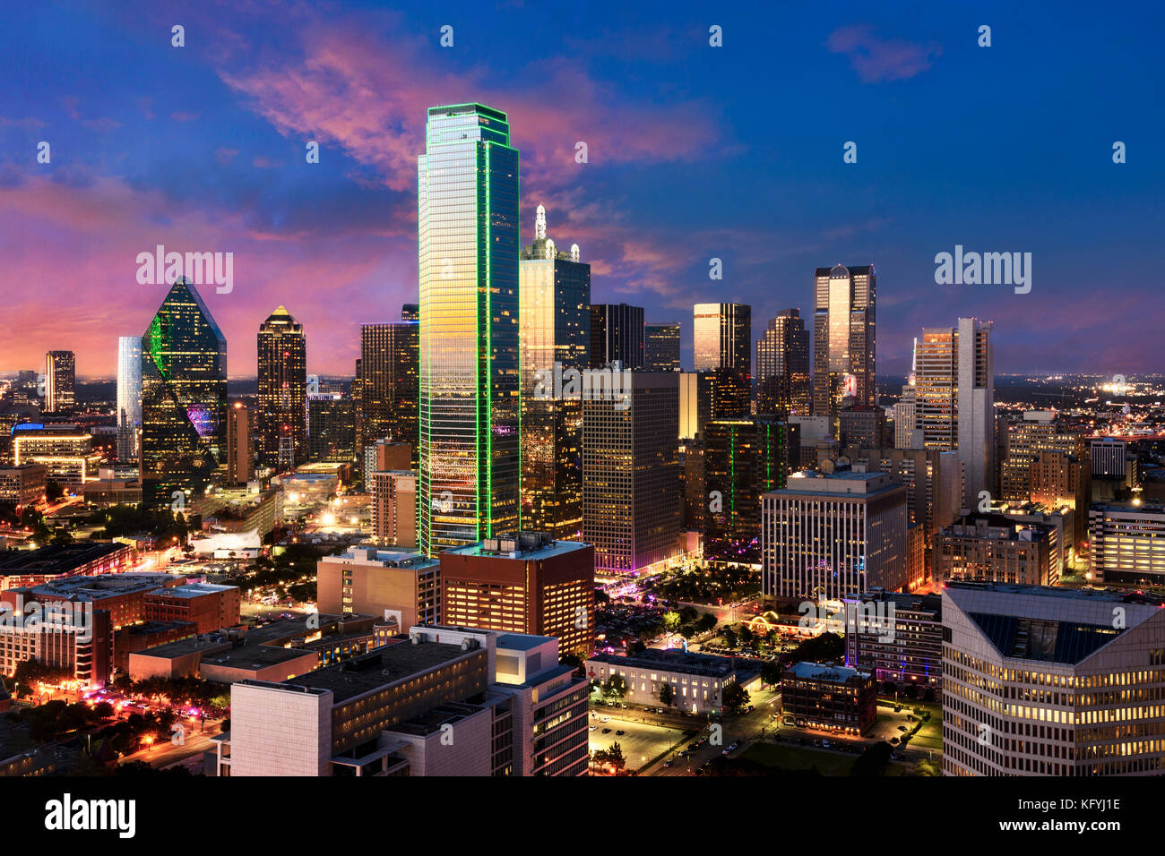 Skyline von Dallas, Texas. Blick von Reunion Tower in Downtown. schöne Szene nach Sonnenuntergang der kommerziellen Zone. Stockfoto
