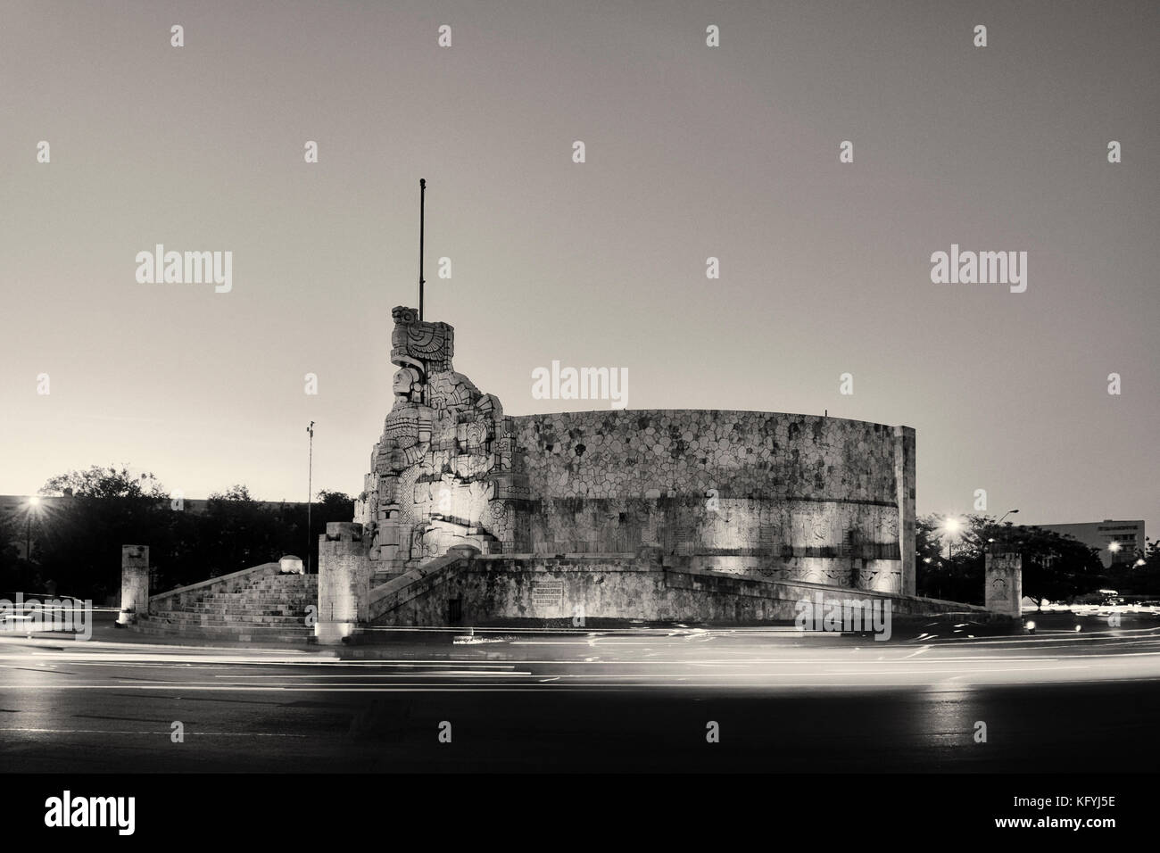 Night Shot der Denkmal für Vaterland, Monumento a la Patria in Spanisch, mit Auto leichte Wanderwege, in Merida, Yucatan, Mexiko Stockfoto