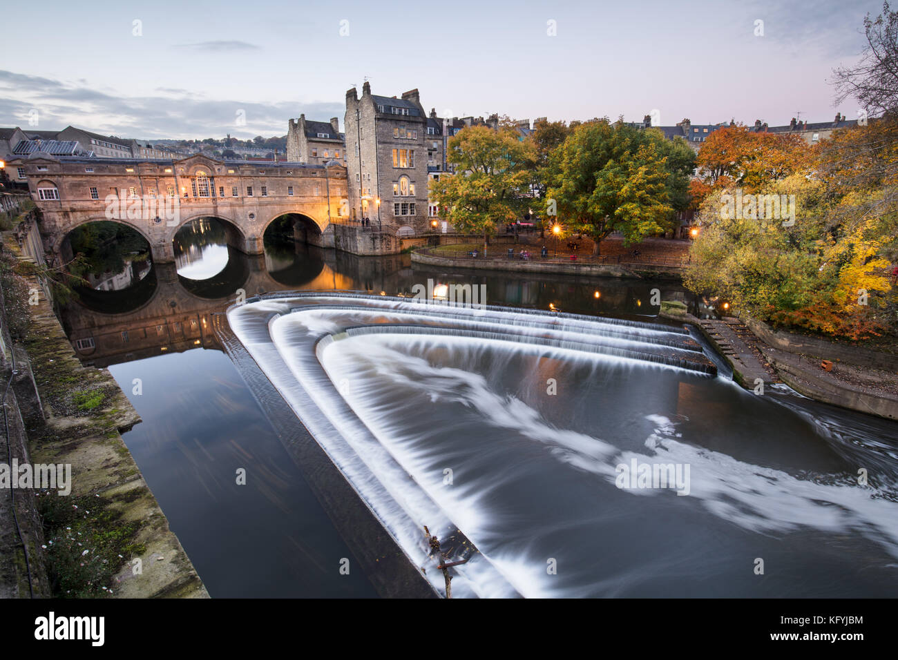 Pulteney Bridge, am Fluss Avon, ein beliebter Aussichtspunkt in der Stadt Bath, England Stockfoto