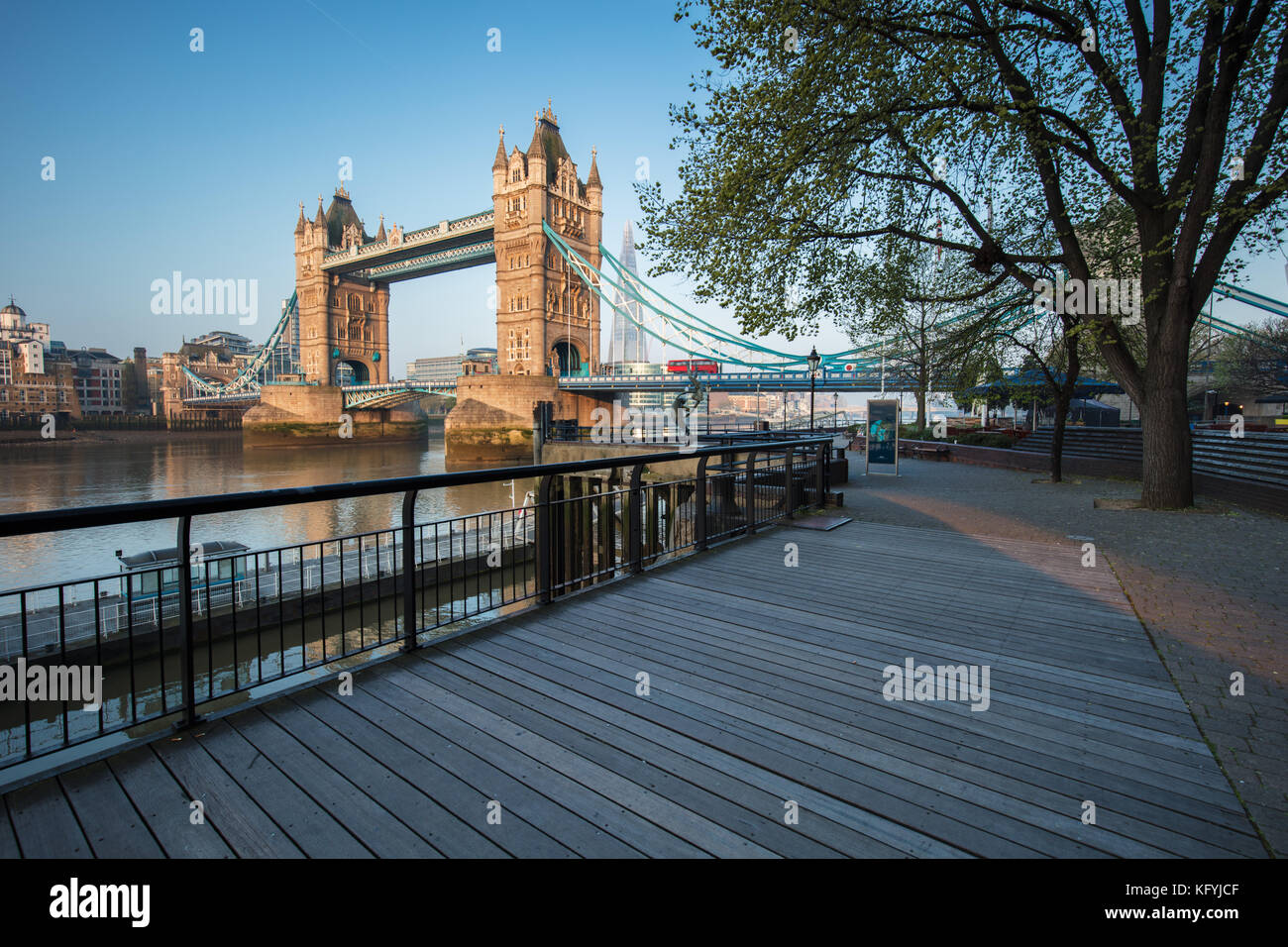 Tower Bridge, London mit roten Bus Crossing und der London Shard im Hintergrund Stockfoto