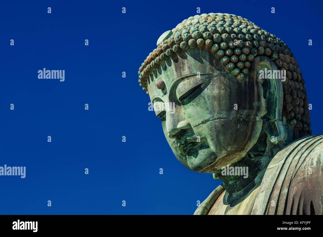 Großer Buddha von Kamakura, eine alte Bronzestatue, die 1252 in der Nähe von Tokio, Japan, errichtet wurde Stockfoto