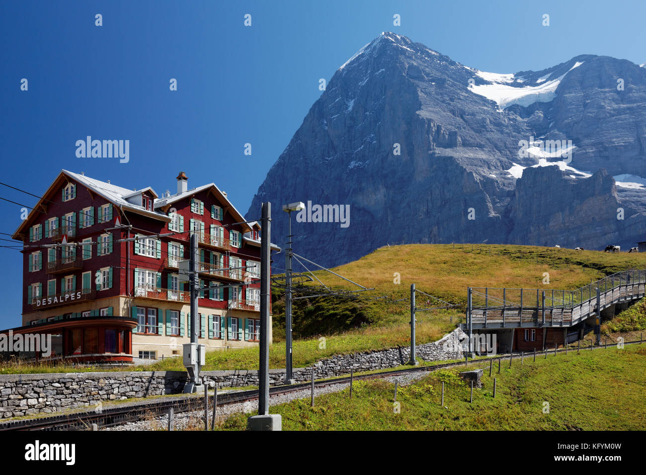 Hotel des Alps und Bahngleise unterhalb der Nordseite des Eigers in der kleinen Scheidegg, Berner Oberland, Schweiz Stockfoto