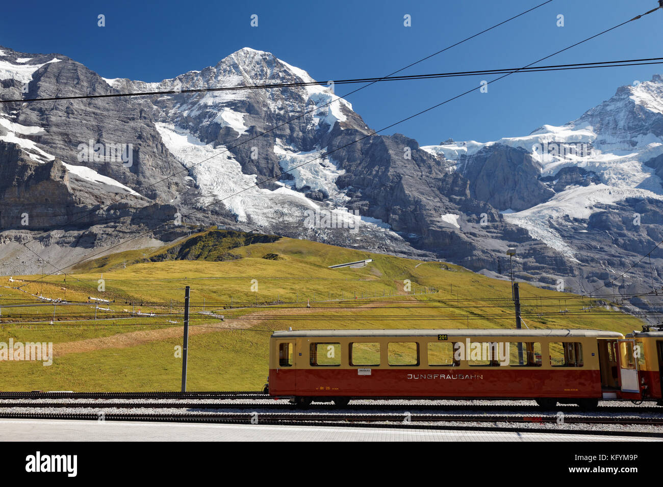 Die Bahnlinie befindet sich unterhalb der Jungfrau am Bahnhof kleine Scheidegg, Berner Oberland, Schweiz Stockfoto