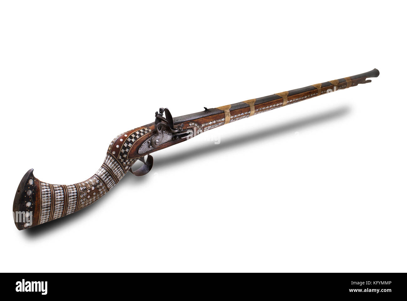 Afghanische Gewehr mit schönen Perlmutt Dekoration. Das 19. Jahrhundert. Pfad auf dem weißen Hintergrund. Stockfoto