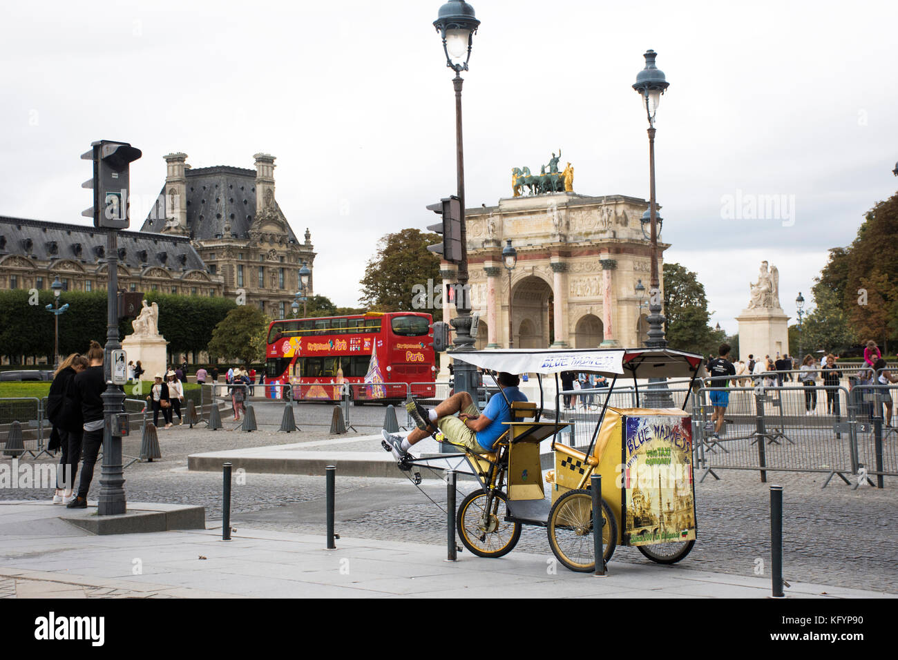 Französische Menschen Biken Fahrrad Rikscha wartende Reisende service Tour rund um Paris, Musée du Louvre oder das Grand Louvre Museum am 5. September, 20. Stockfoto