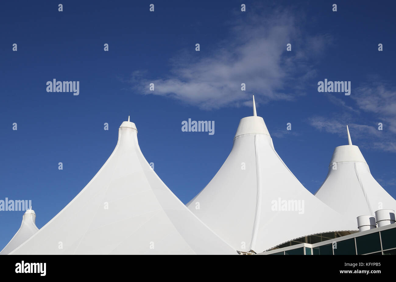 Die Teflon-beschichtete GFK-Dach von Denver International Airport ähnelt der Rocky Mountains. Stockfoto
