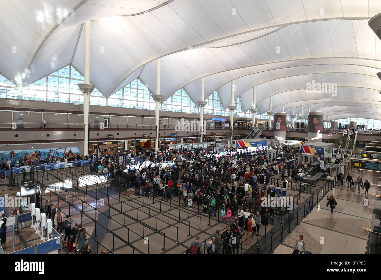 Security Checkpoint von Denver International Airport, Dach, das die Rocky Mountains erinnert. Stockfoto