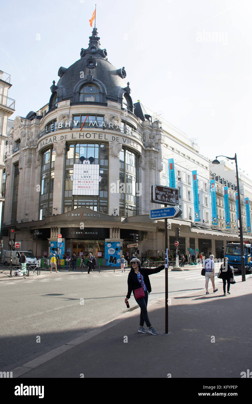 Asiatische Thai Frauen reisen und an der Vorderseite des le Marais Kaufhaus bhv in der Rue de Rivoli Straße posiert am 6. September 2017 in Paris, Frankreich Stockfoto