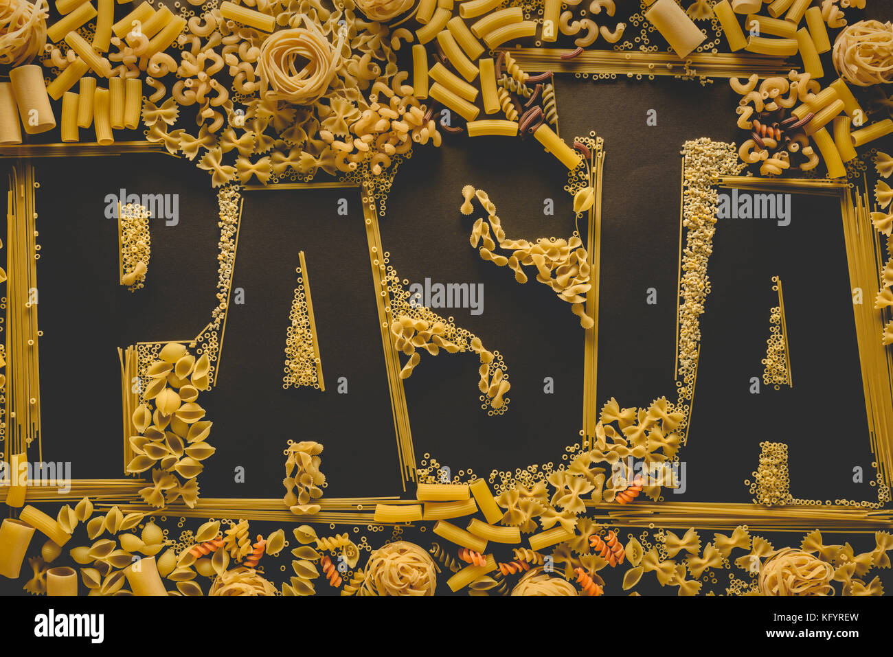 Makkaroni in Form von Wort Pasta Stockfoto