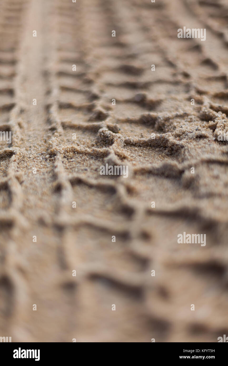 Ein reifen Spur im Sand an einem viktorianischen Lage am Strand. Ein schönes Muster gebildet wird. Stockfoto