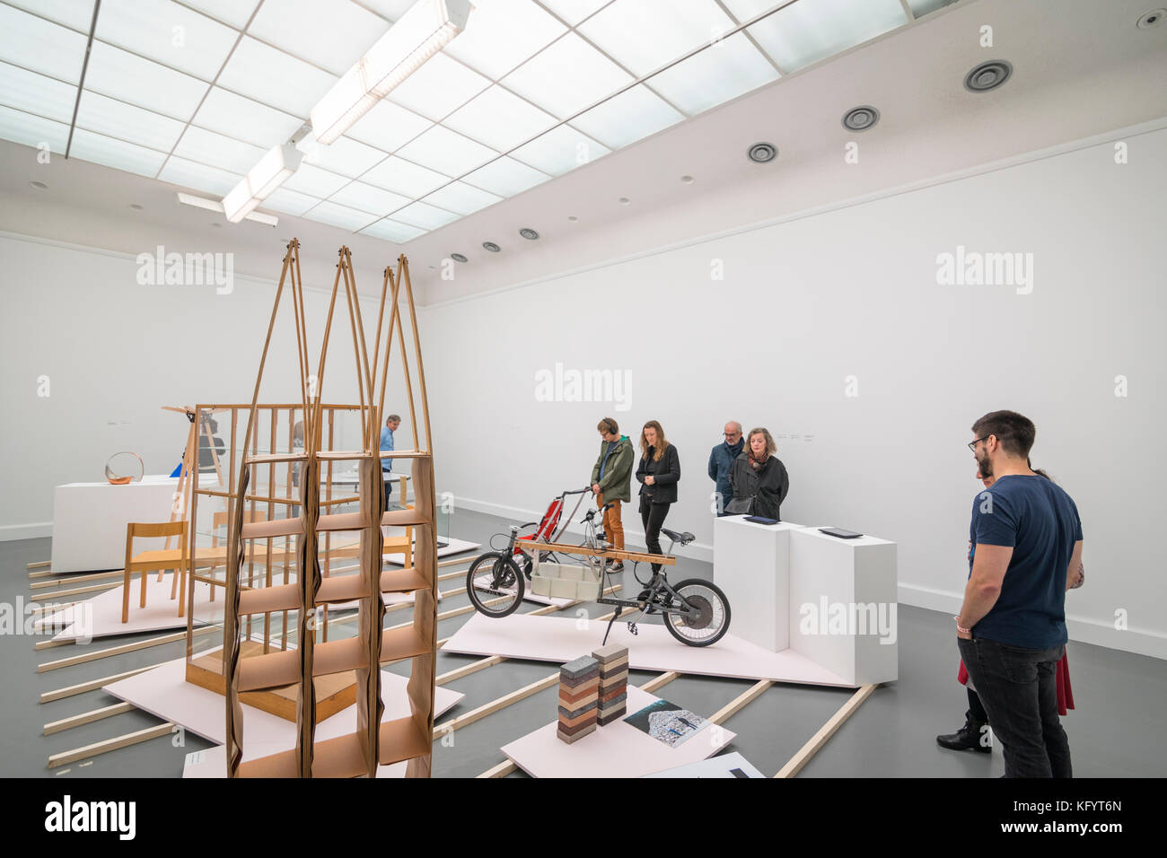 Besucher bewundern design Produkte bei der niederländischen Design Week in Eindhoven, Niederlande Stockfoto