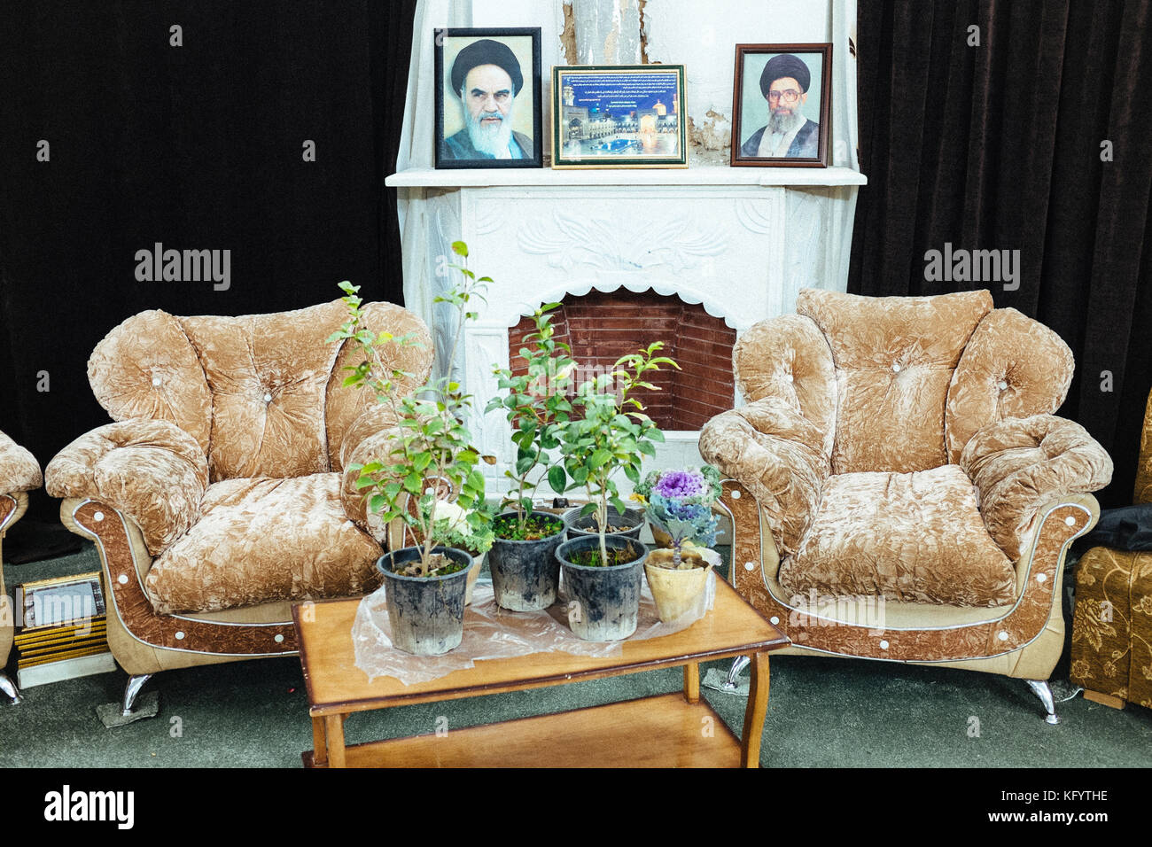 Shiraz, Iran - 16. Dezember 2013. Porträts von Ali Khamenei und Ruhollah Khomeini in einem traditionellen iranischen Wohnzimmer. Stockfoto
