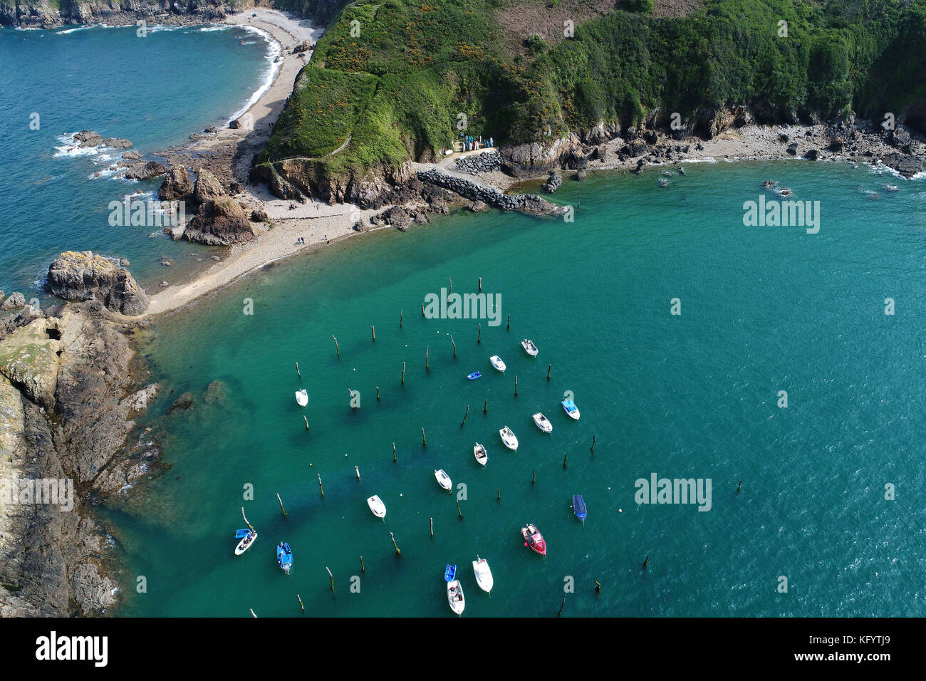 Plouha (Bretagne, Frankreich): Luftaufnahme von Gwin Zegal kleinen Hafen und Klippen am Meer. Gwin Zegal ist einer der letzten Verankerung ports wi Stockfoto