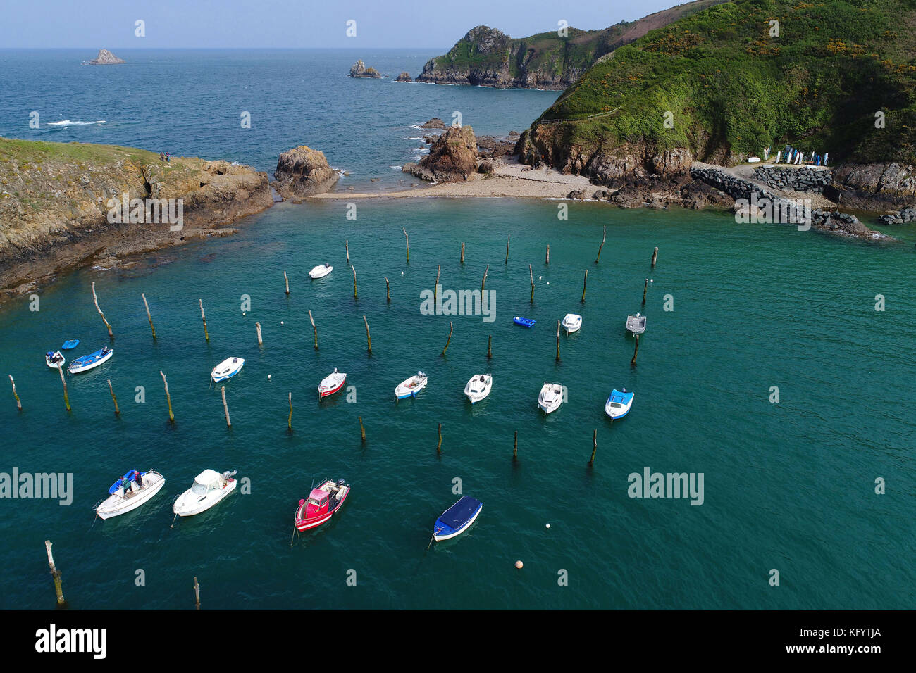 Plouha (Bretagne, Frankreich): Luftaufnahme von Gwin Zegal kleinen Hafen und Klippen am Meer. Gwin Zegal ist einer der letzten Verankerung ports wi Stockfoto