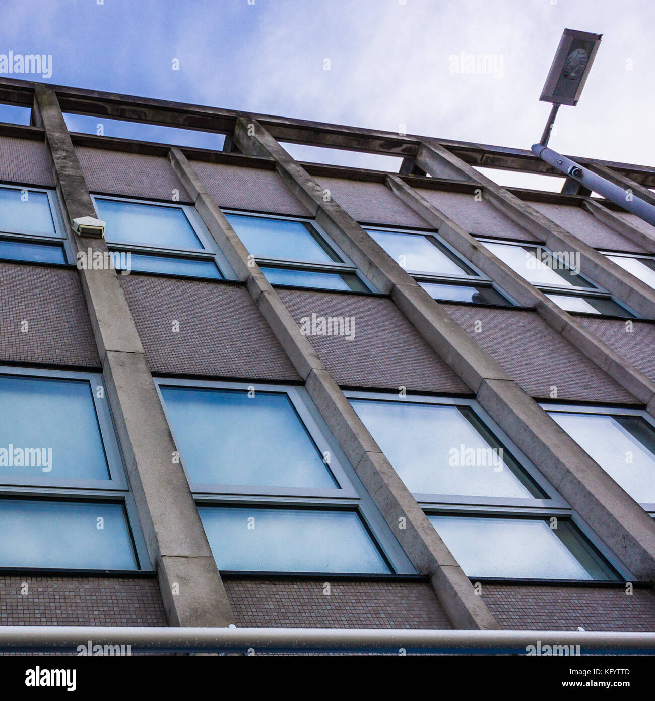 Ein Blick auf die Fenster eines Bürogebäudes in Southampton, Hampshire, Großbritannien. Stockfoto