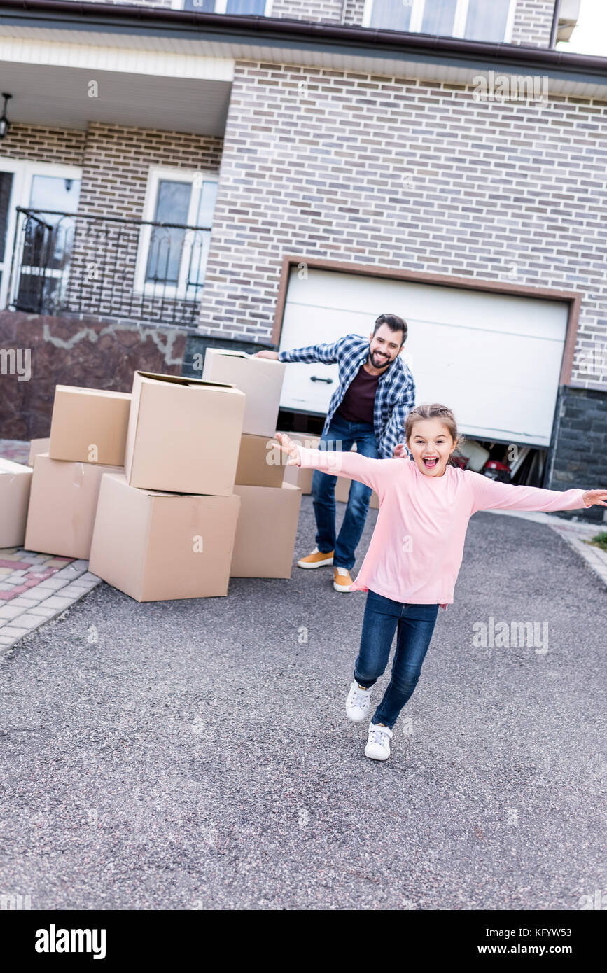 Vater, Tochter fangen Stockfoto