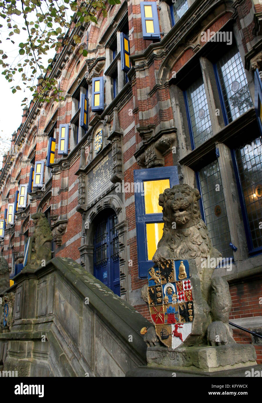 Treppe mit Lion Statuen im 16. Jahrhundert ehemalige Bundeskanzleramt am Turfmarkt Street, central Leeuwarden, Friesland, Niederlande. Stockfoto