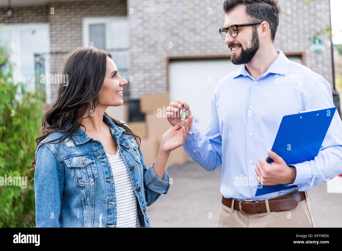 Immobilienmakler und Client zu beschäftigen Stockfoto