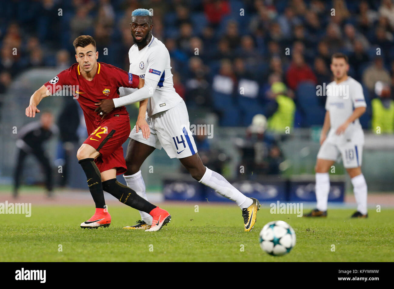 Rom, Italien. 31 Okt, 2017 Rom, Italien - 31/10/2017 (L-R) Stephan El Shaarawy der Roma und tiemoue bakayoko von Chelsea Kampf um den Ball während ihre Uefa Champions League Gruppe c Fußball Spiel im Olympiastadion in Rom. Die UEFA Champions League Gruppe c Fußballspiel zwischen as Roma und der Chelsea FC im Olympiastadion in Rom. als Roma besiegte FC Chelsea 3-0. Credit: giampiero sposito/Pacific Press/alamy leben Nachrichten Stockfoto