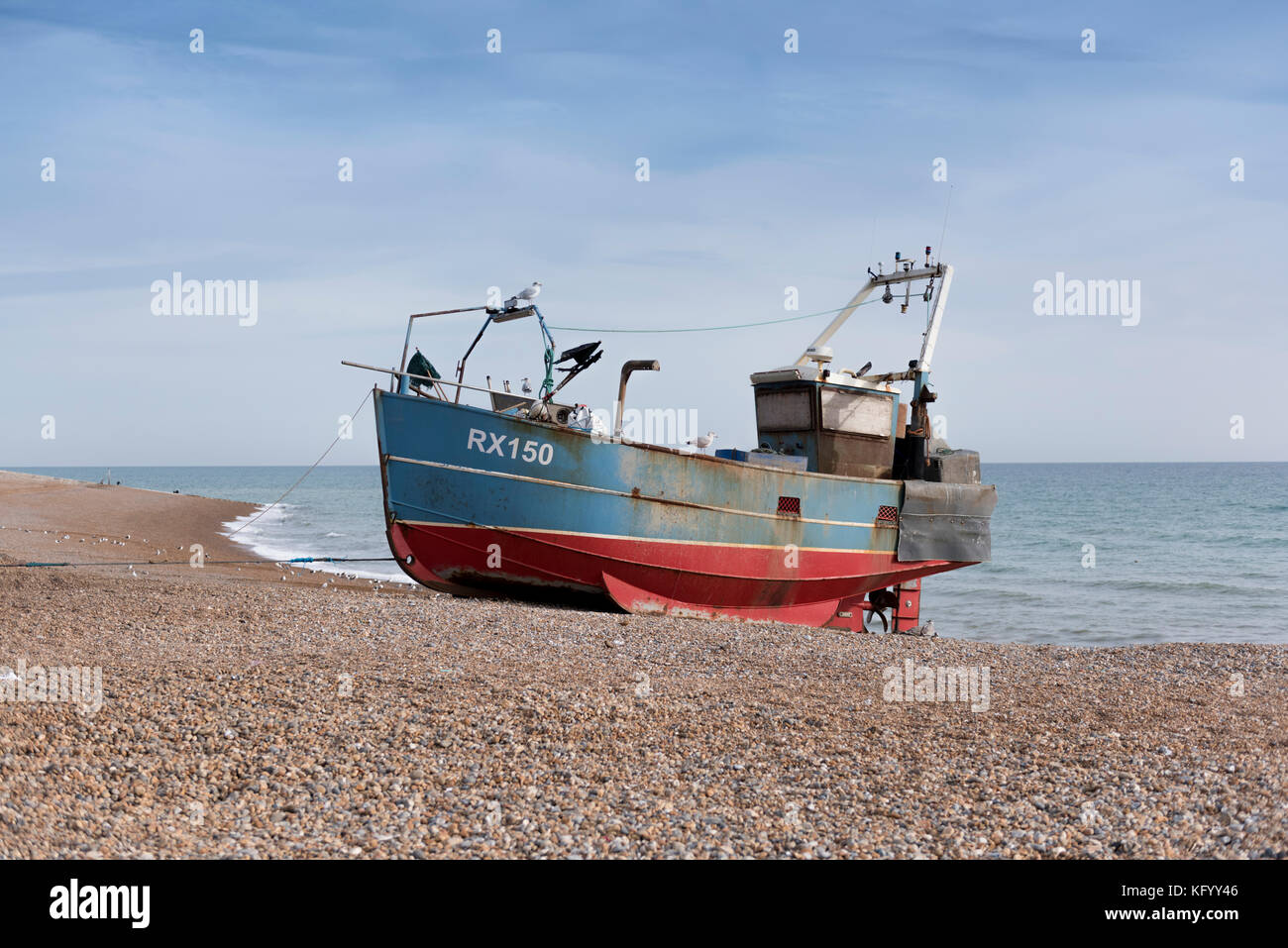 Angeln Boot auf den Strand gezogen in Hastings, in der Grafschaft East Sussex, England, Großbritannien Stockfoto