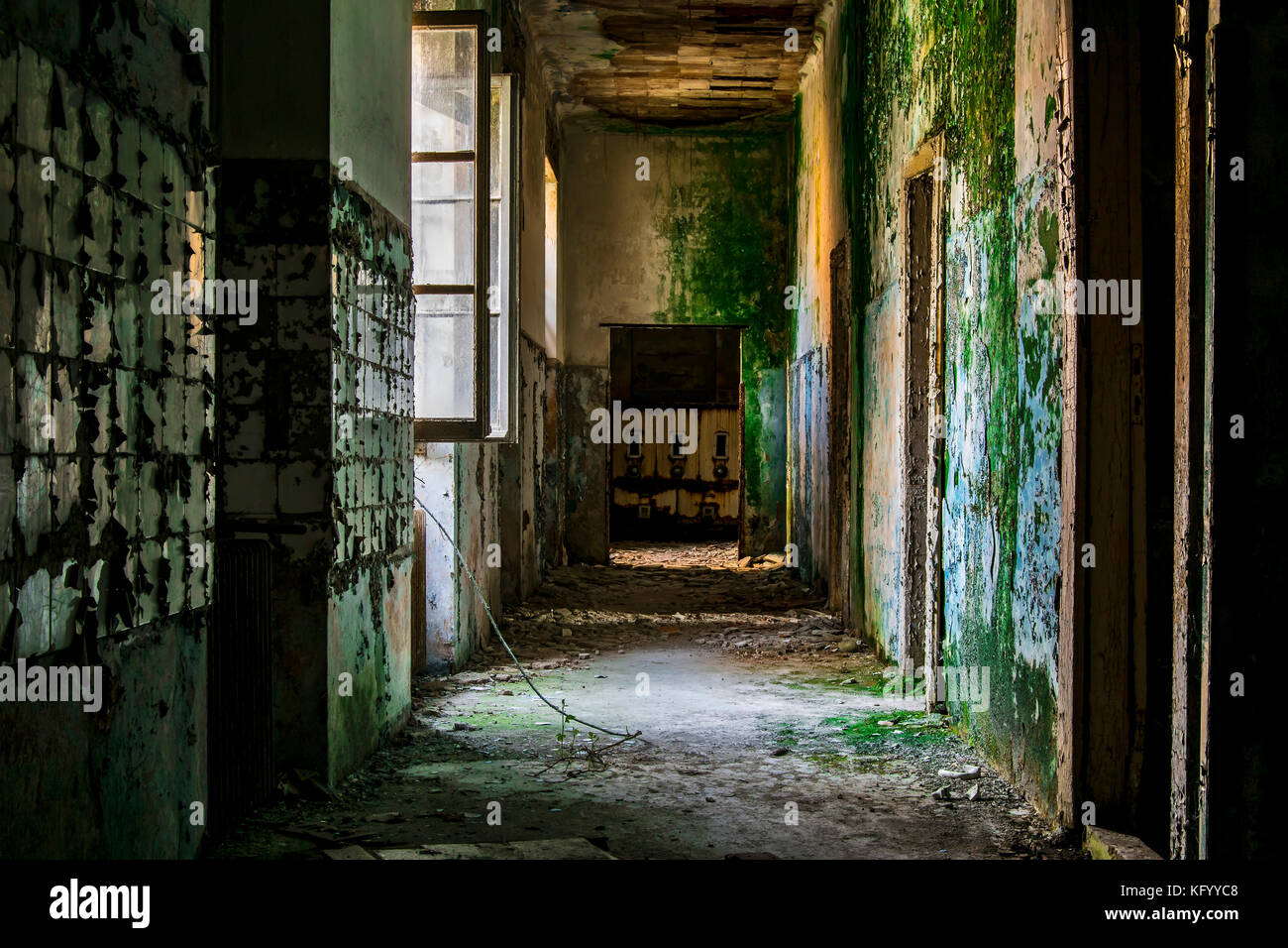 Eine Aussicht auf eine gruselige corridon in einem psychiatrischen Krankenhaus verlassen vor einigen Jahren Stockfoto