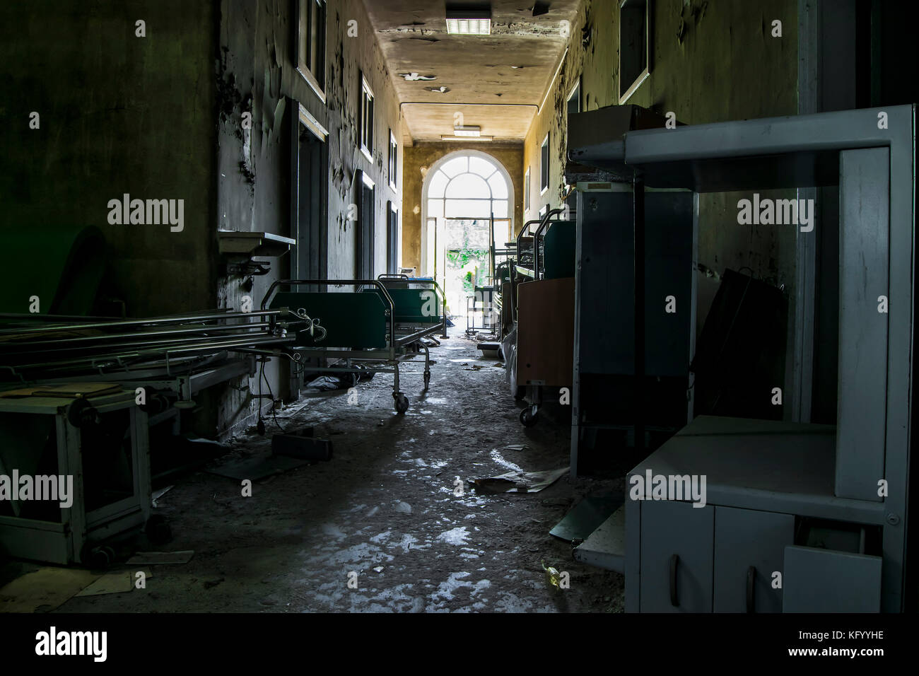 Eine Aussicht auf eine gruselige corridon in einem psychiatrischen Krankenhaus verlassen vor einigen Jahren Stockfoto