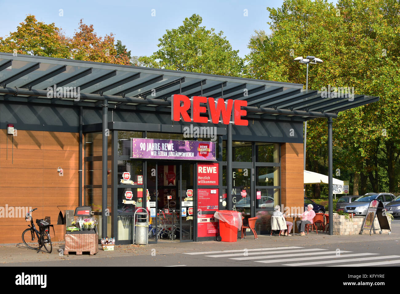 Eingang und Bürgersteig Café eines REWE Supermarkt Stockfoto