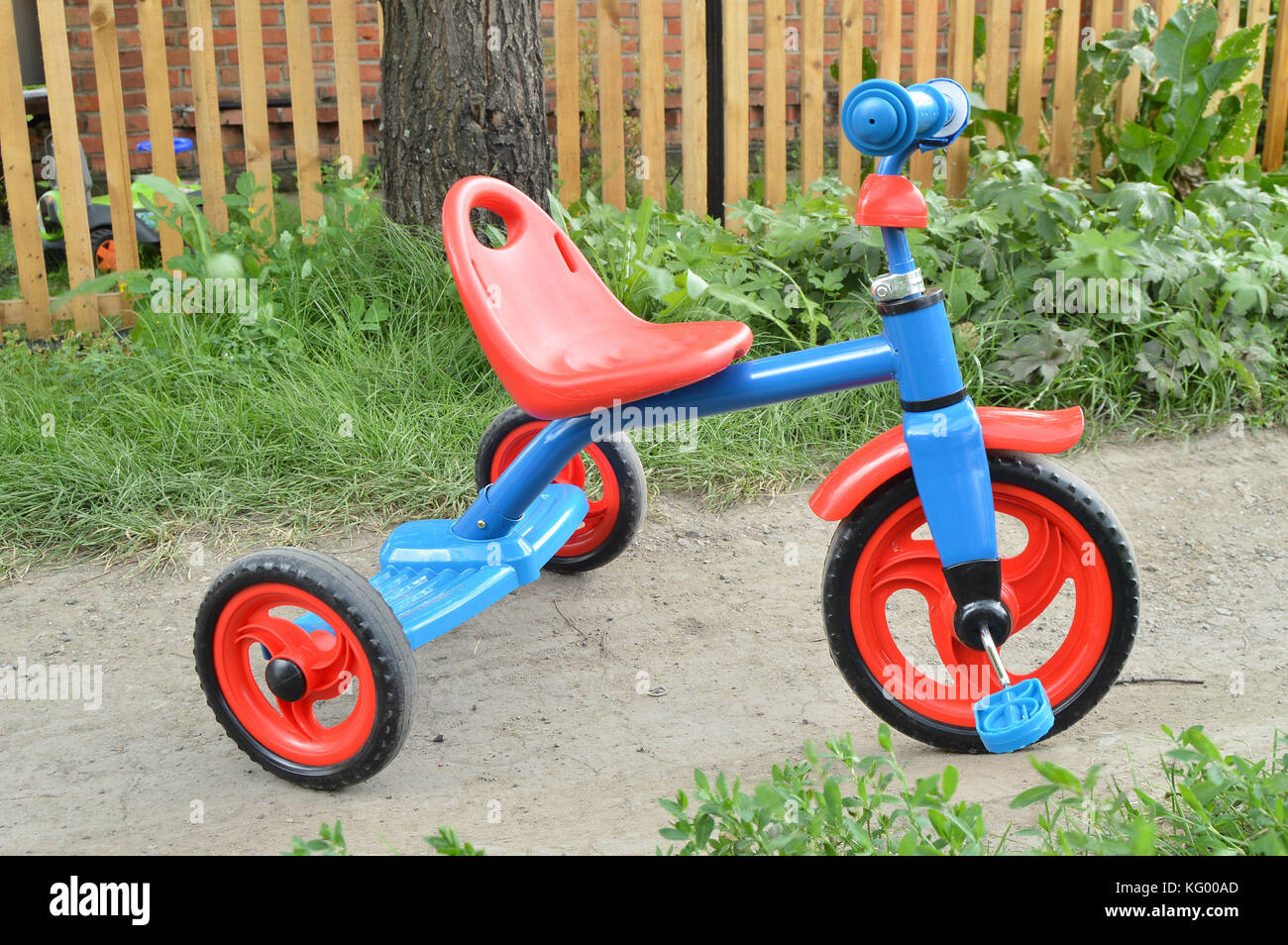Dreirad Kinderfahrrad Fahrrad blau und rot Neu ist auf der Straße in den  Garten Kinder zu unterhalten Stockfotografie - Alamy