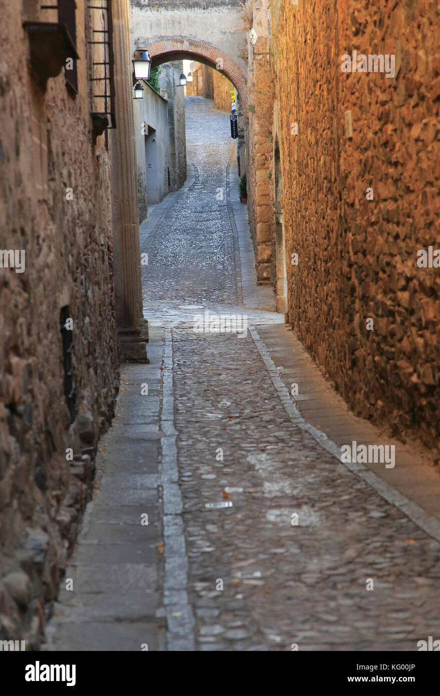 Engen, gepflasterten Gassen der mittelalterlichen Altstadt, Caceres, Extremadura, Spanien Stockfoto