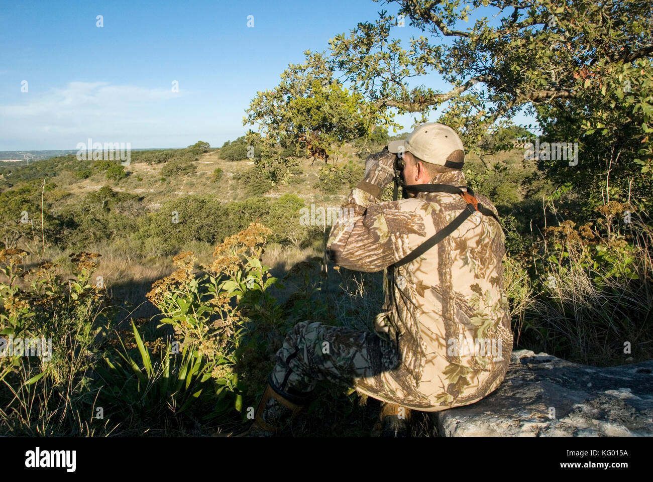 Ein einsamer Jäger sucht whitetail Deer in der Texas Hill Country Stockfoto