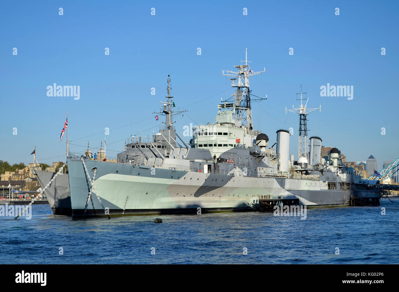 HMS Belfast, Themse, London, London, Großbritannien. Brasilianischen Marine U 27 training Schiff hinter. Stockfoto