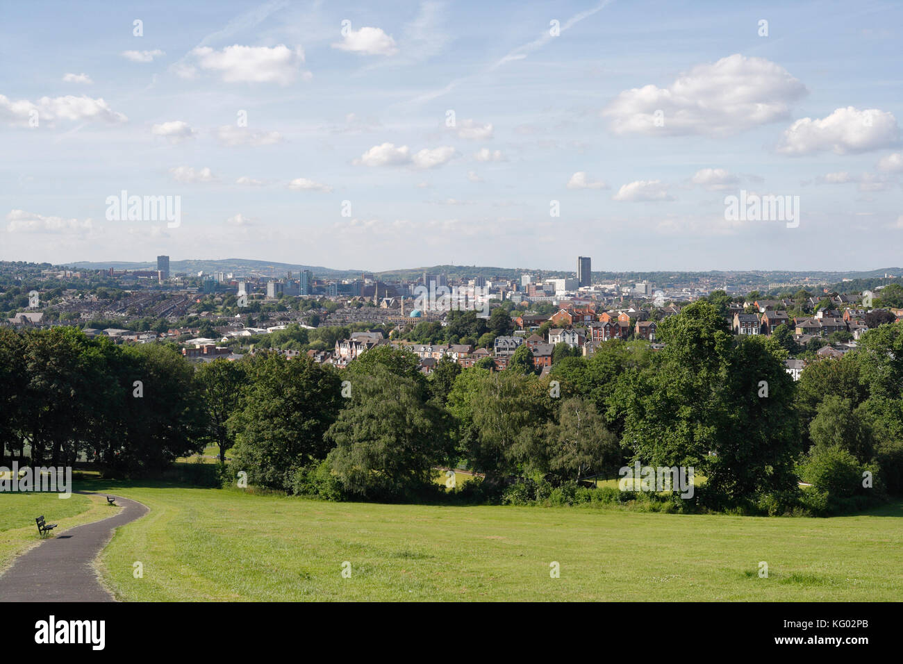 Skyline der Stadt Sheffield vom Meersbrook Park England, Großbritannien, Panoramablick auf die englische Parklandschaft, die grünste britische Stadt Stockfoto