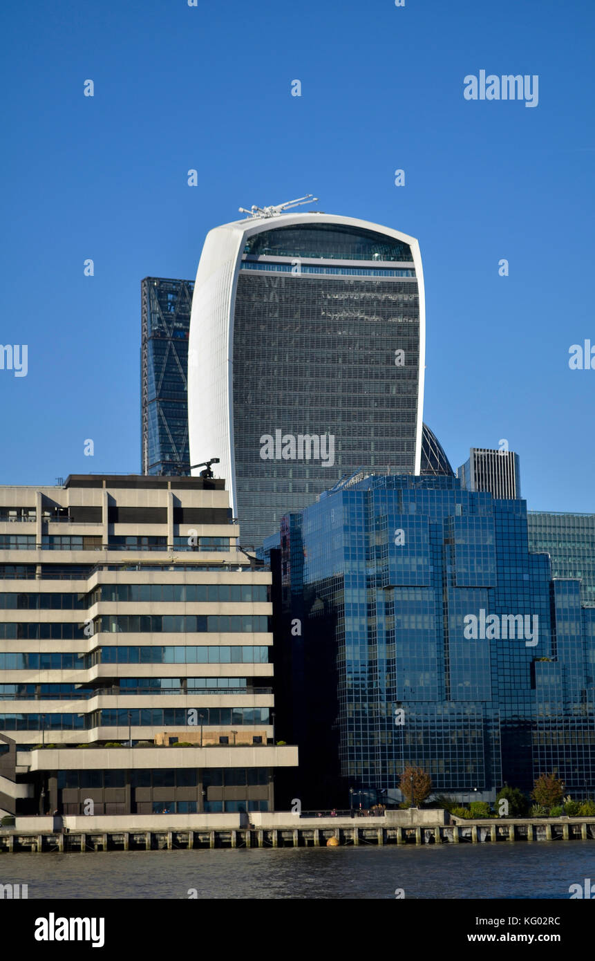 20 Fenchurch Street aka der Walkie Talkie, London, mit der Leandehall Gebäude aka Die Käsereibe hinter sich. Northern & Shell Gebäude auf der rechten Seite. Stockfoto