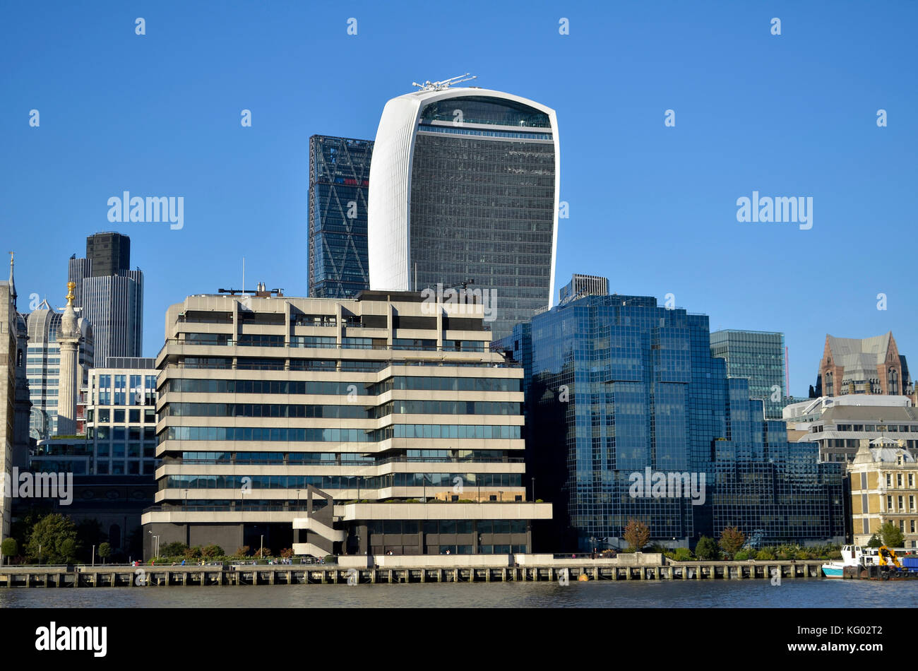 20 Fenchurch Street aka der Walkie Talkie, London, mit der Leandehall Gebäude aka Die Käsereibe hinter sich. Northern & Shell Gebäude auf der rechten Seite. Stockfoto