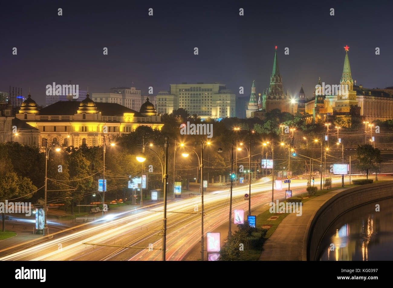 Blick auf den Kreml, Moskwa und prechistenskaya Damm bei Nacht im Sommer. Russland Moskau. Stockfoto
