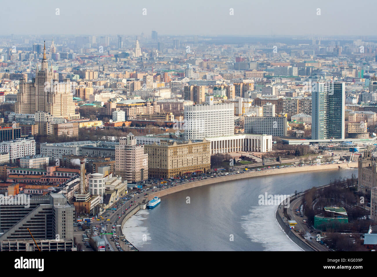 Russland, Moskau - Frühjahr 2007: Das weiße Haus. Haus der Regierung der Russischen Föderation. kudrinskaya quadratisches Gebäude Stockfoto