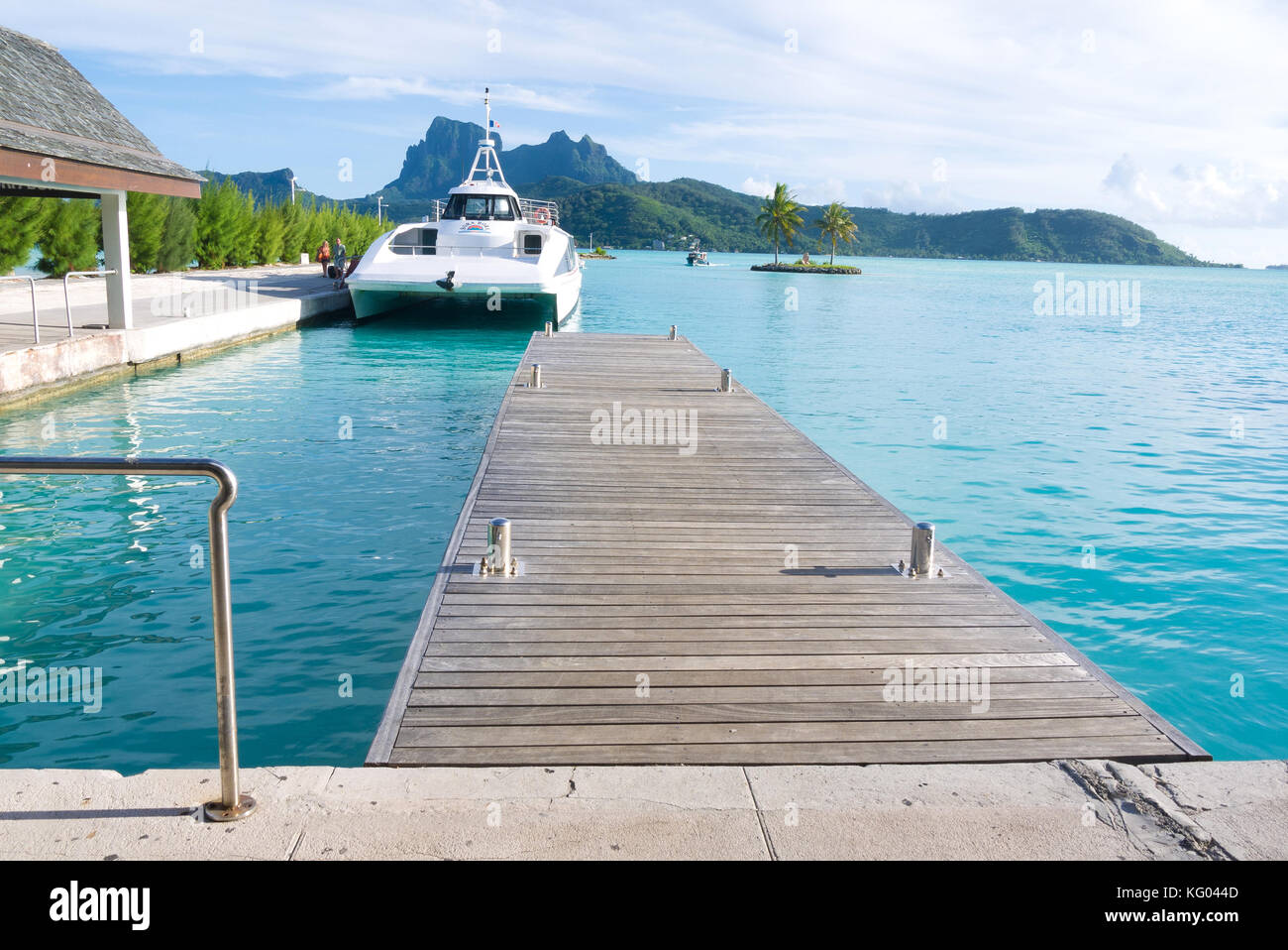 Der Flughafen Bora Bora in Motu Mute, Französisch Polynesien bietet sowohl Luft reisen und Meer reisen mit einer Zusammenstellung der Boote und Flugzeuge. Stockfoto