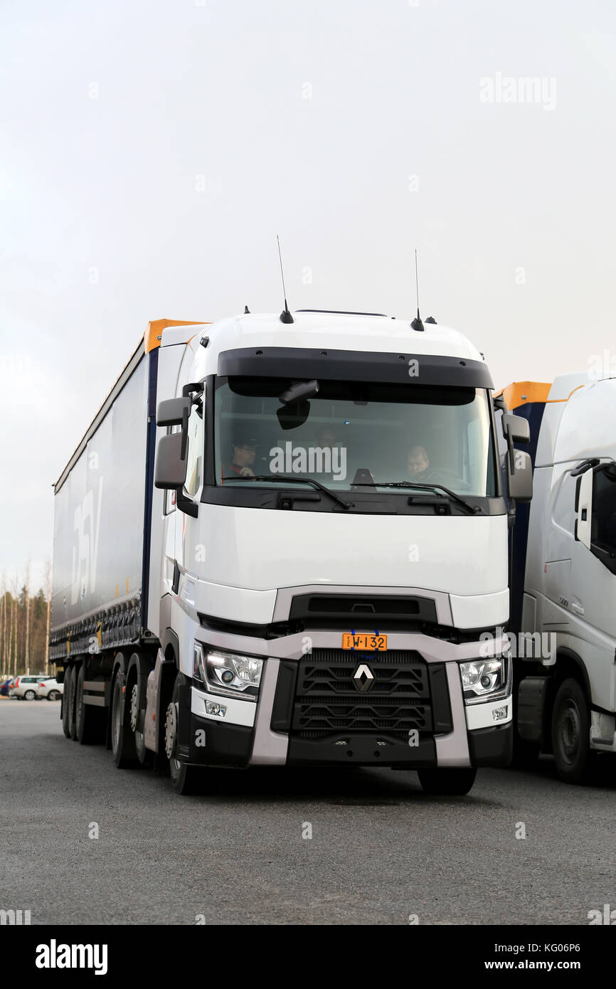 Lieto, Finnland - 14. November 2015: Renault Trucks t mit hoher Sleeper cab ist für Test Drive im Volvo Truck center Turku demo Laufwerk verfügbar und Stockfoto