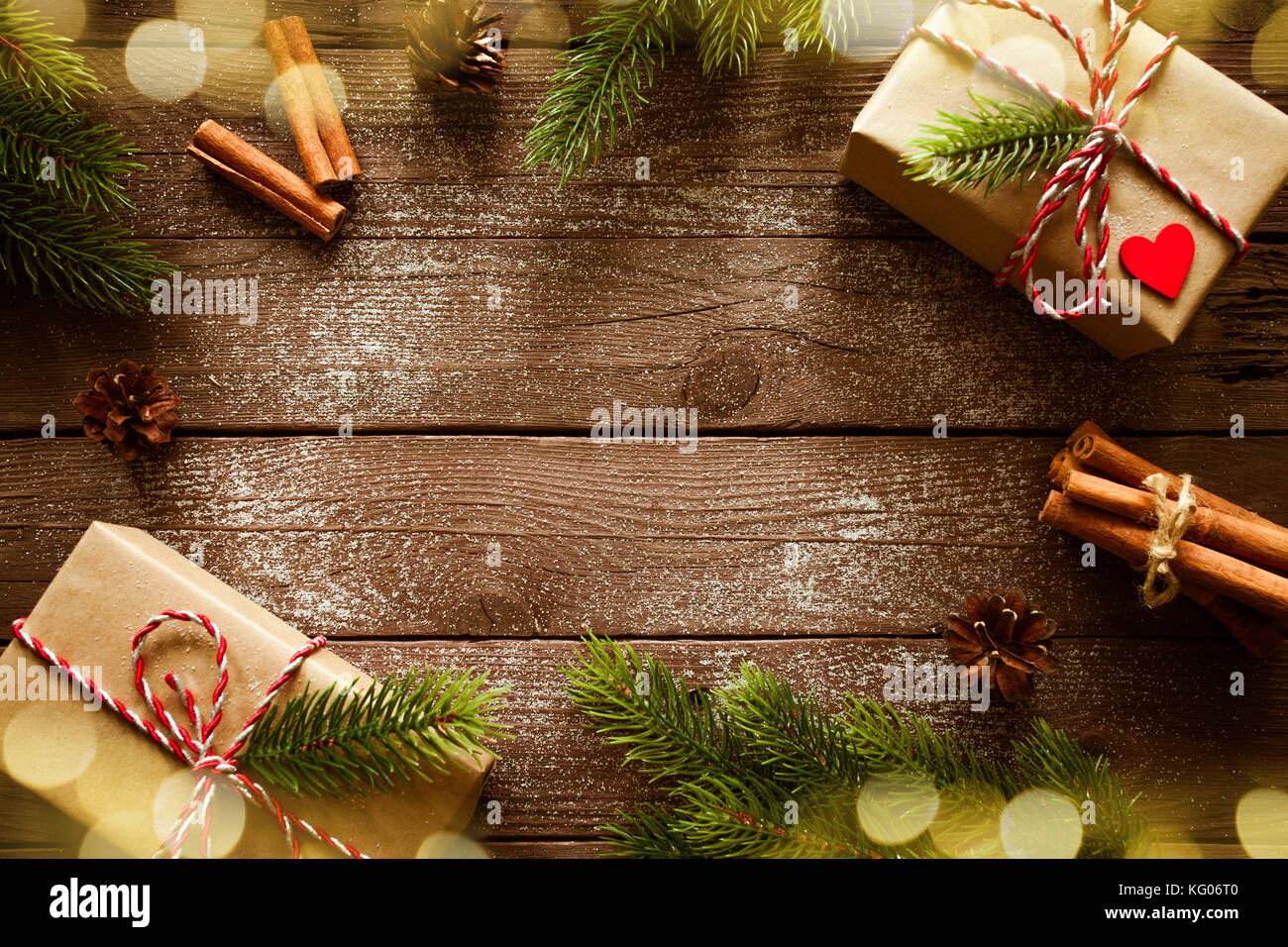Weihnachten Geschenke Boxen mit Tannenzweigen auf hölzernen Hintergrund der Ansicht von oben Stockfoto