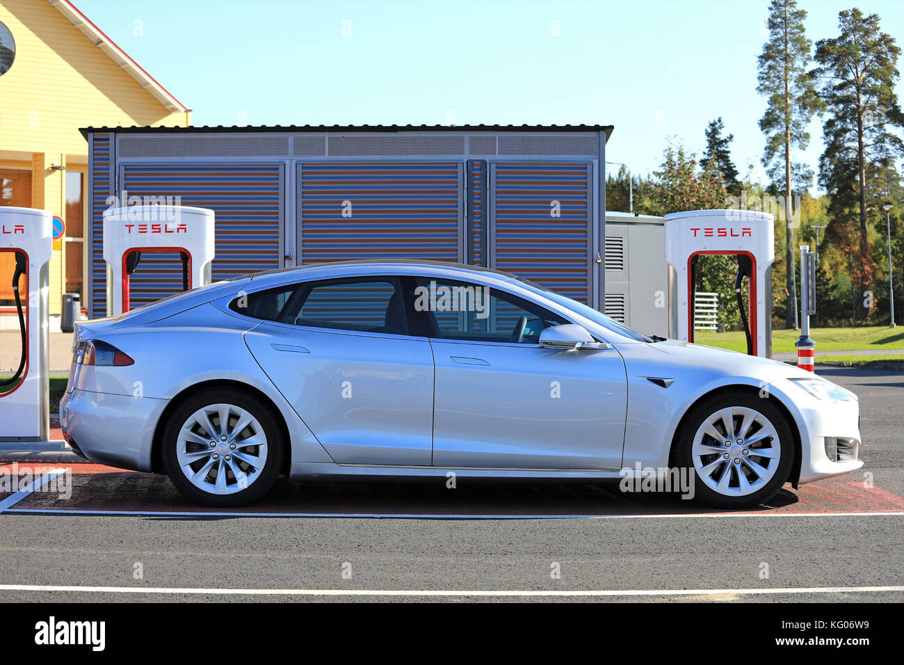 TOIJALA, Finnland - 24 September 2017: Silber Tesla Model S voll elektrischen Auto Batterie lädt sich bei Tesla Kompressor Ladestation in Toijala, Finl Stockfoto