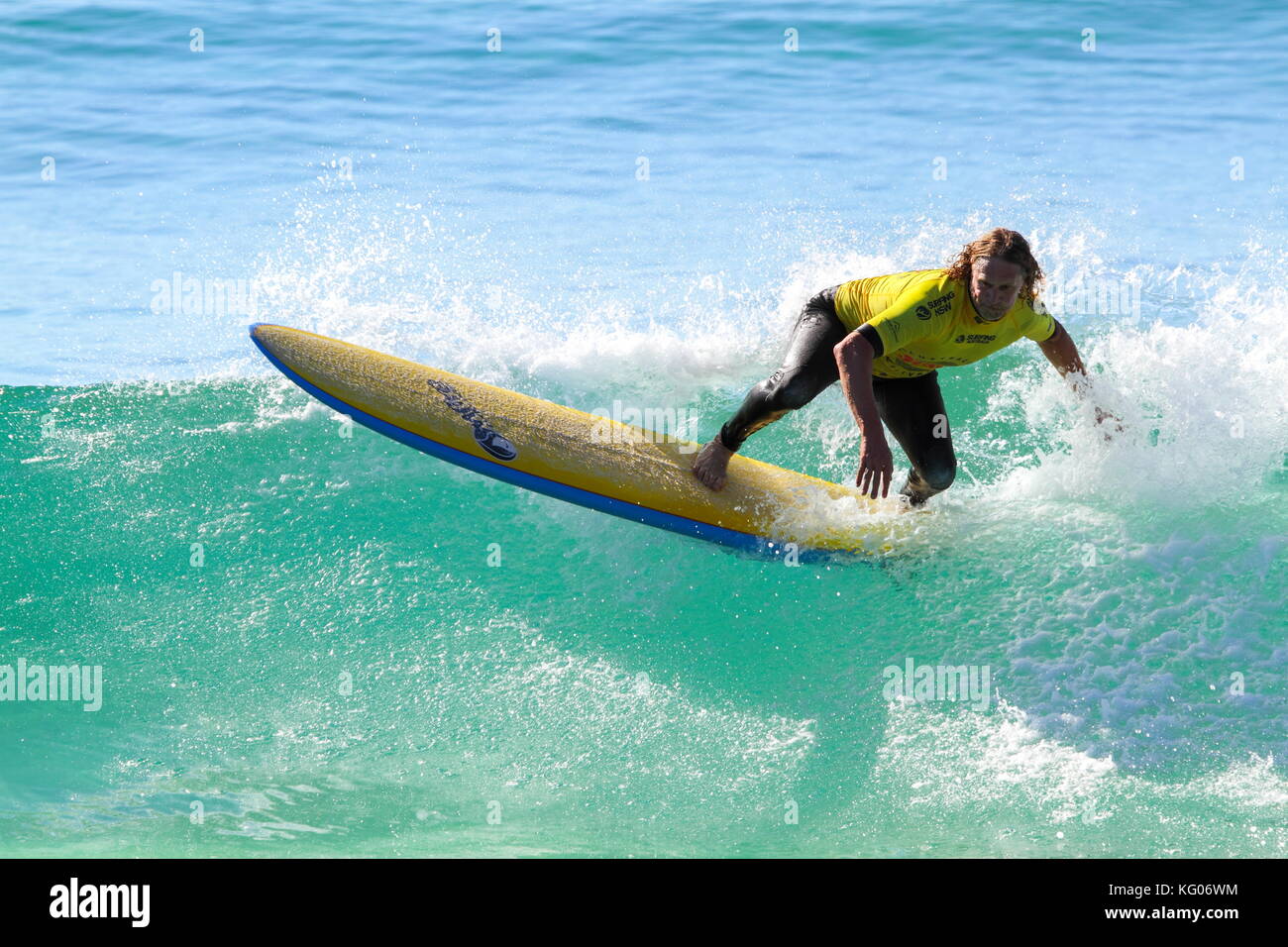 Ein Mann Surfen ein Longboard Surfboard. Stockfoto