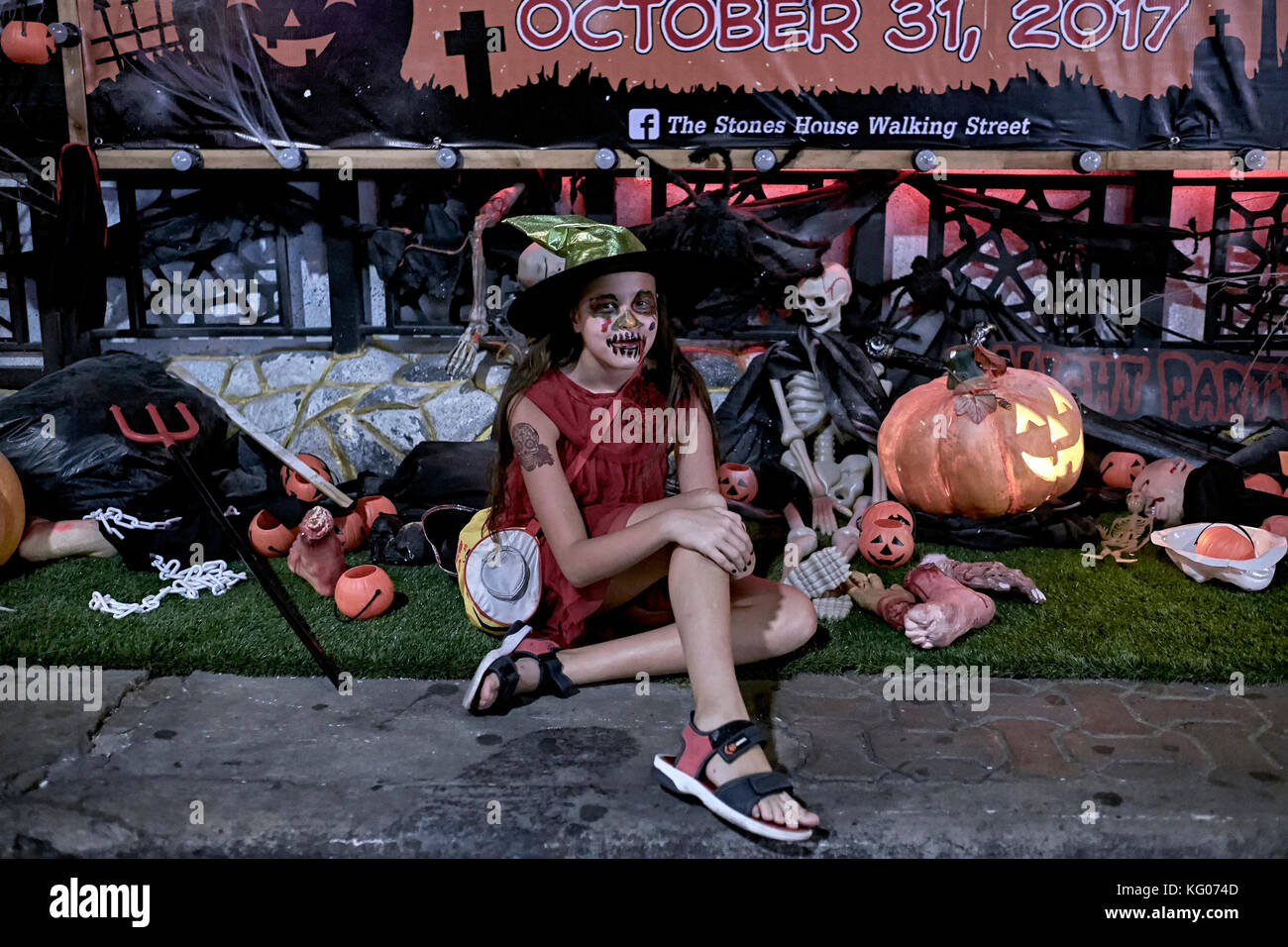 Halloween. Junges Mädchen mit Zombie Gesicht Make-up Stockfoto
