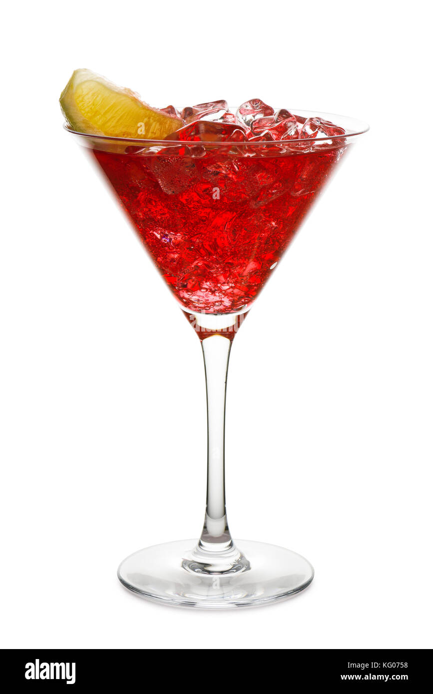 Glas mit red Cocktail, Zitronenscheibe und Eiswürfel auf weißem Hintergrund. Stockfoto