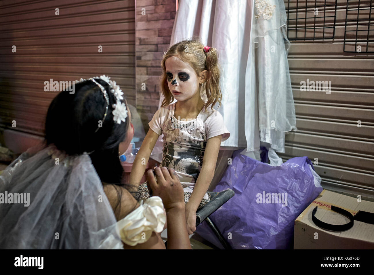 Halloween. Kind, Zombie Gesicht Make-up in a Thailand Straße. Stockfoto