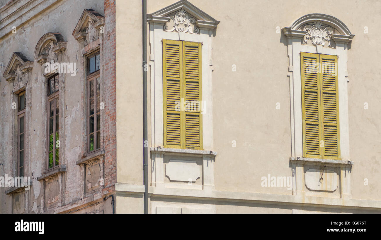 Windows auf Piazza Trento e Trieste, crema Italien Stockfoto