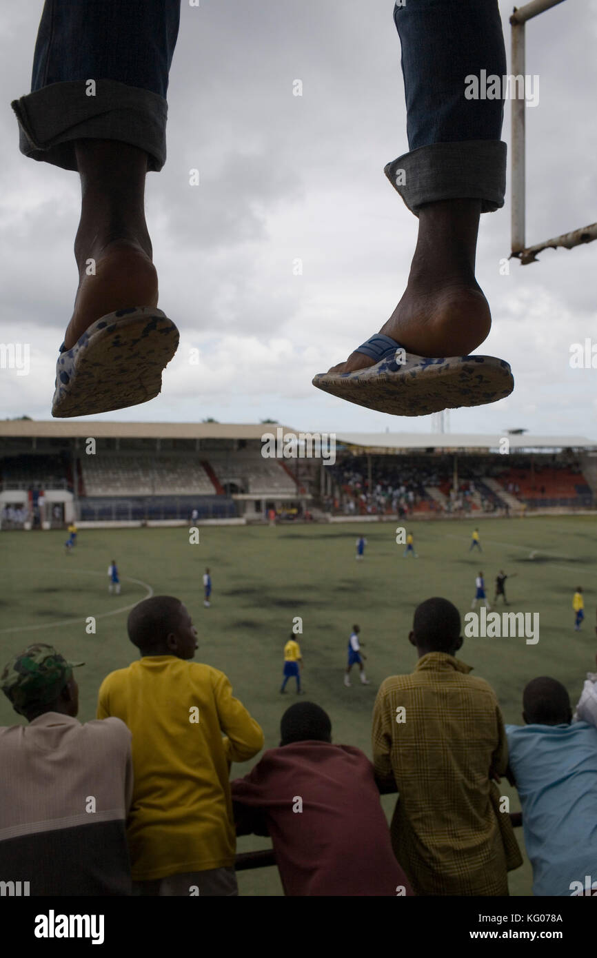 Fußballfans sehen sich ein Spiel im Nationalstadion in Monrovia, Liberia, an. Stockfoto