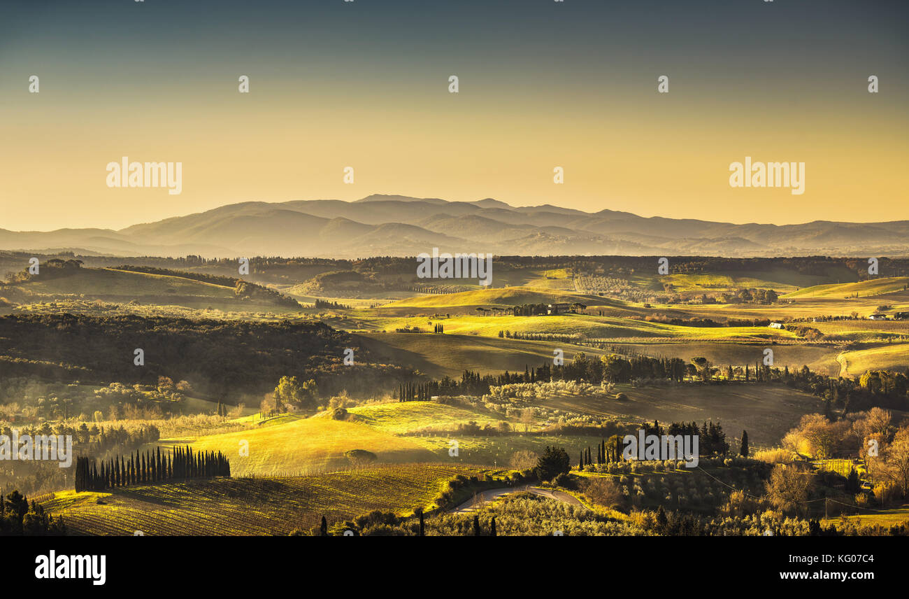 Maremma, ländlichen Sunrise Landschaft. Auf dem Land Bauernhof und grüne Felder. Toskana, Italien, Europa. Stockfoto