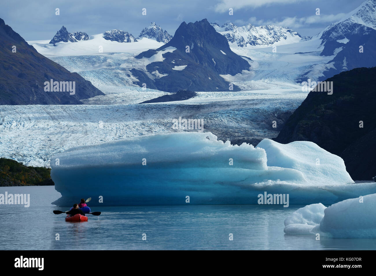 Kajaks auf See von Grewingk Gletscher mit Eisbergen, Kenai Mountains, die Kachemak Bay State Park, Alaska Stockfoto